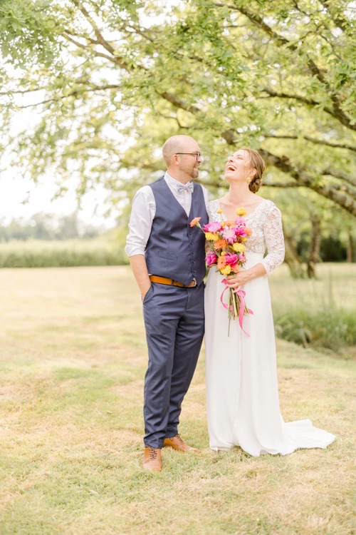 bonheur robe événement sourire gris